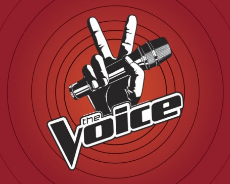 the voice judges names. Carson Daly appears on the